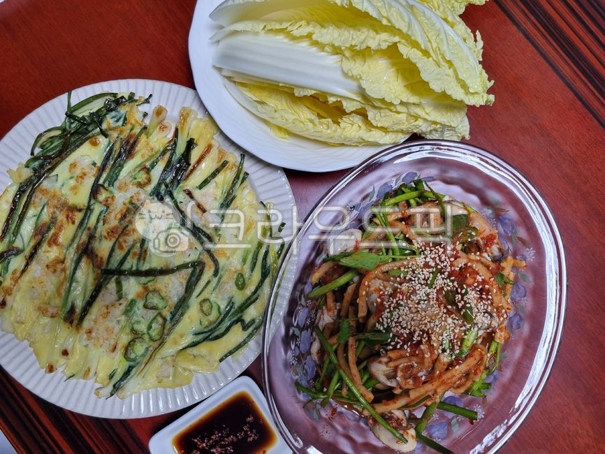 flour food,cabbage,rawoysterdish,glass plate,Tongyeong raw oyster dish,watercelery,flourfood,leekpancake,driedoysters,chive pancake,pancake,oysterdish,koreafood,koreantraditionalfood,vegetable pancake,dish,sesame,tongyeongrawoysterdish,seafood pancake,sea