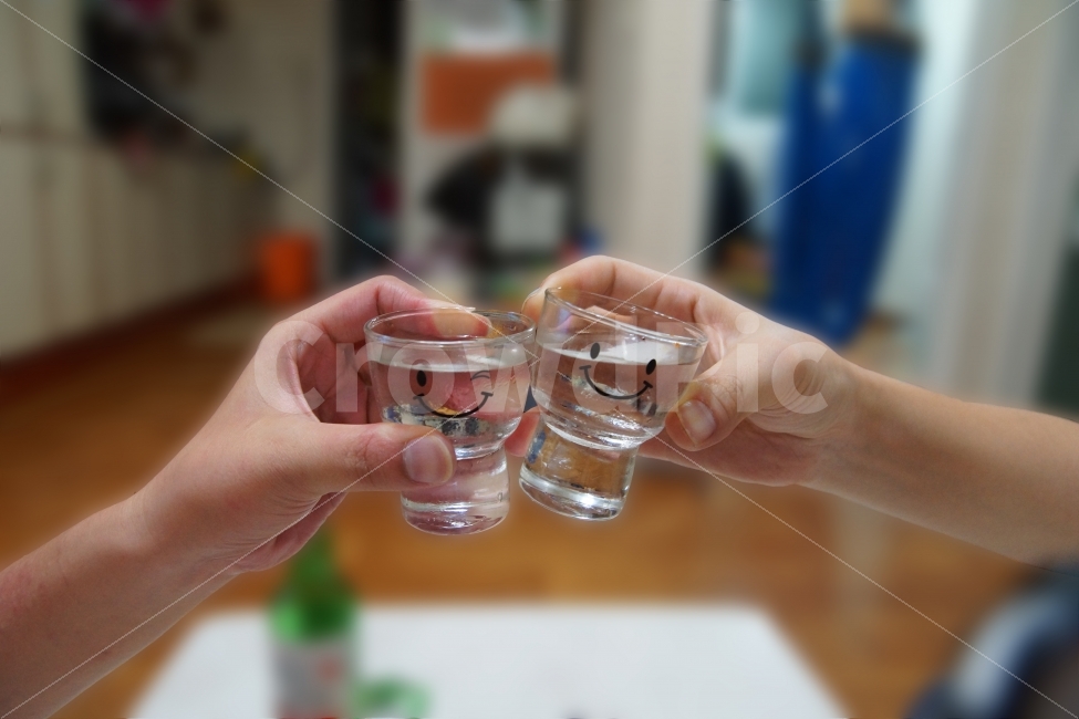 술한잔,건배,소주,술,친목,화합,모임,회식,한잔,가족,친구,사람,인물,인간,human,person,술,주류,alcohol,연출,컨셉,콘셉,direction,concept