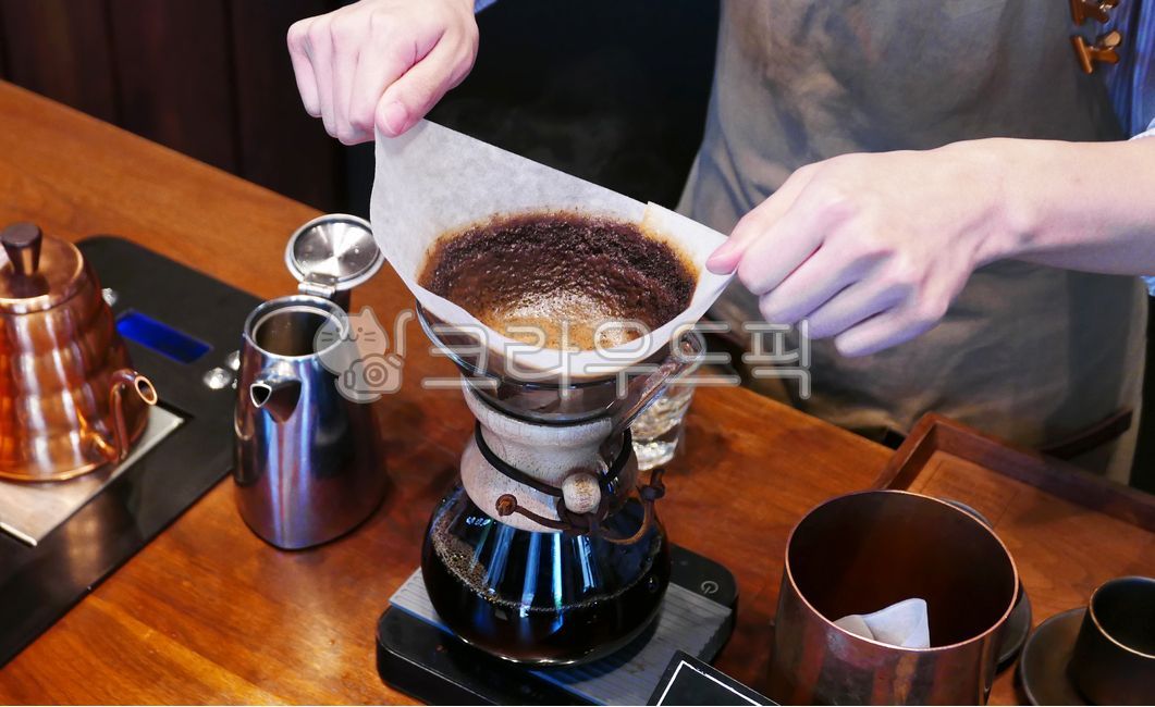 Coffee Shop,hand drip,coffeeshop,filter paper,caffe,barista,coffee beans,filter,Barista,cafe,drip coffee,person,coffee,coffee filter,handdrip,drip,dripcoffee,human,hand