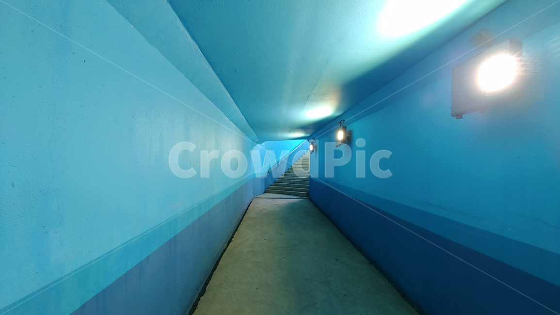 지하도,블루톤,터널,통로,복도,불빛,조명,안내등,보안등,파랑색,blue,undergroundpassage,underpass,통행,대각선,계단,배경,바탕,백그라운드,background