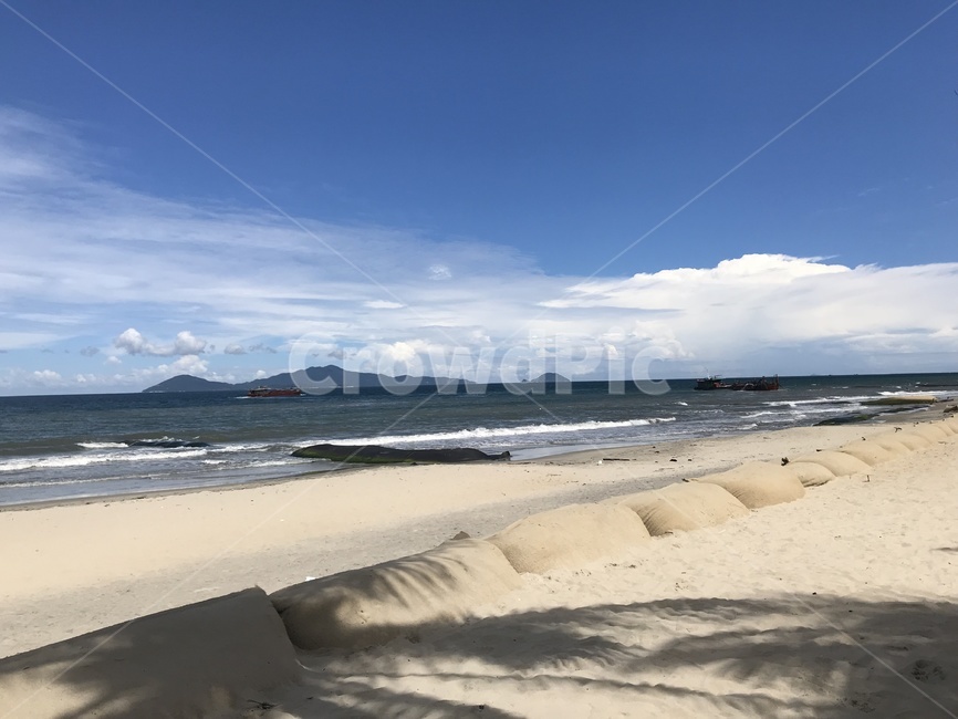 흙,모래,자연,야외,옥외,모래언덕,구름,하늘,날씨,맑음,바닷가,산,낮,그림자,해변,파도,바다,beach,beautiful,blue,cloud,coast,landscape,mountain,nature,ocean,outdoor,relax,sand,sea,shadow,shore,sky,weather,sun,sunny,view,water,white