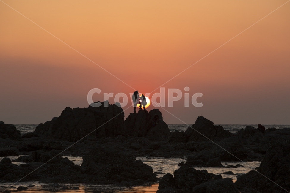 실루엣,일몰,바닷가,바위,연인,자연,풍경,nature,landscape,사람,인물,인간,human,person,연인,커플,사랑,lover,couple,인물실루엣,사람실루엣,character silhouette,human silhouette,여행,휴가,traveling,vacation,trip,outdoors,옥외,sky,하늘,sunset,dusk,황혼,dawn,새벽,red sky,붉은 하늘