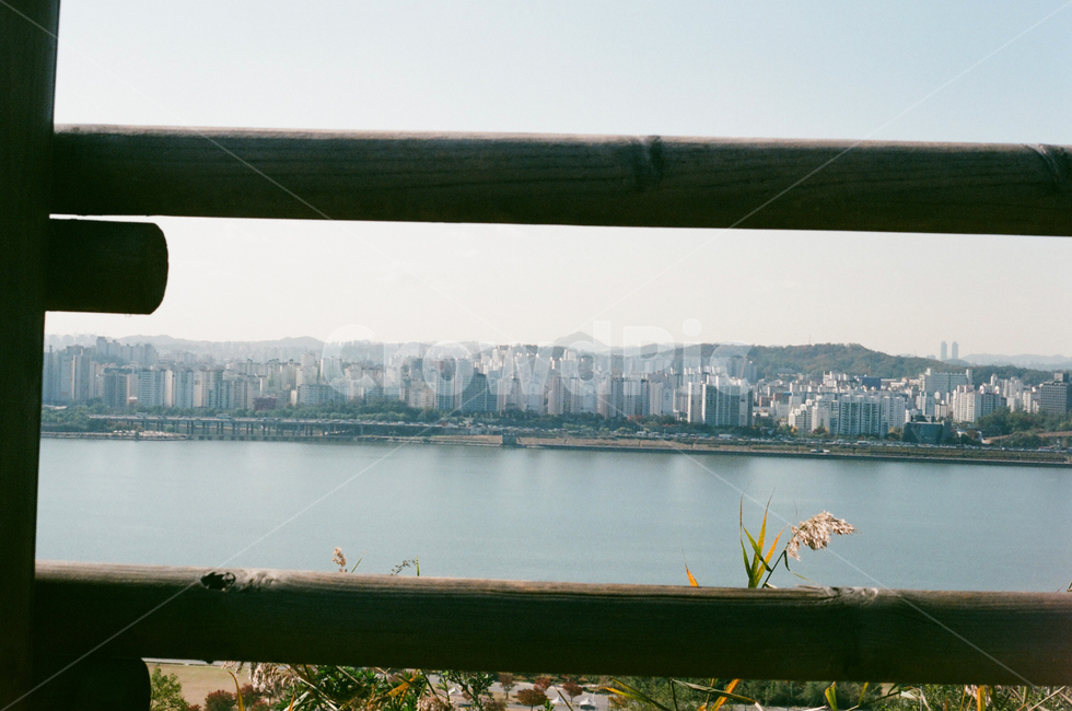 서울,도심,야외,공원,한강,가을,강,아파트,빌딩,건축물,건물,전경,배경,풍경,난간,handrail,강너머,도시,풍경,city,landscape,한국도시풍경,한국도시경관,korea cityscape