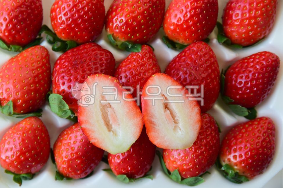 cut,half,fruit,snack,One pack,winter,seasonal fruits,red,fruits,ingredients,diet,cropped,winter strawberries,Fruit,strawberry,packaging,Seolhyang,vitamin,food,Red,dessert,foodreserves,cutting,half cut,sweet,fresh