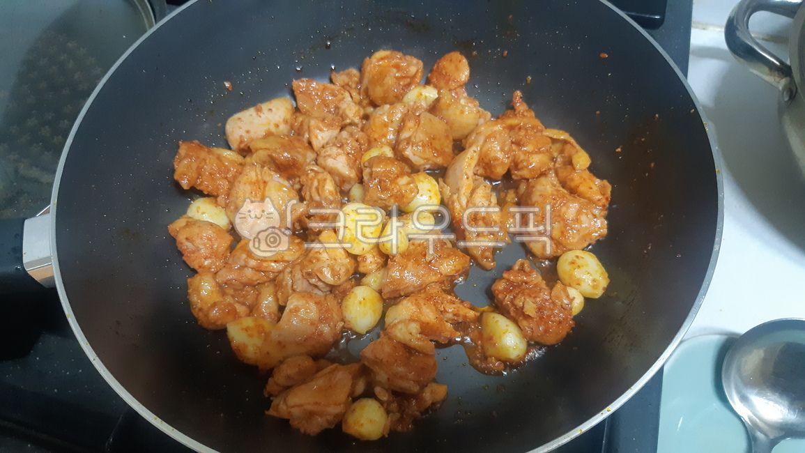 닭갈비,닭고기,마늘,한식,한국요리,음식,요리,볶다,매콤
