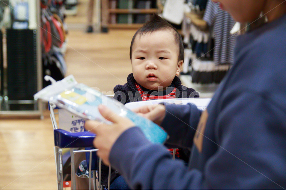아기,쇼핑,라이프스타일,가족,쇼핑카트,대형마트,의류매장,옷가게,백화점,아기옷,남자아기,남자아이,아이,카트,인물,모델,옷,패션,생활,장보기,귀여운,작은,사랑스런,어린,어린이,꼬마,엄마,여성,여자,구매,마트,상점,매장,사람,인물,인간,human,person,가족,패밀리,family,영유아,아기,애기,아이,infants,baby,쇼핑,shopping