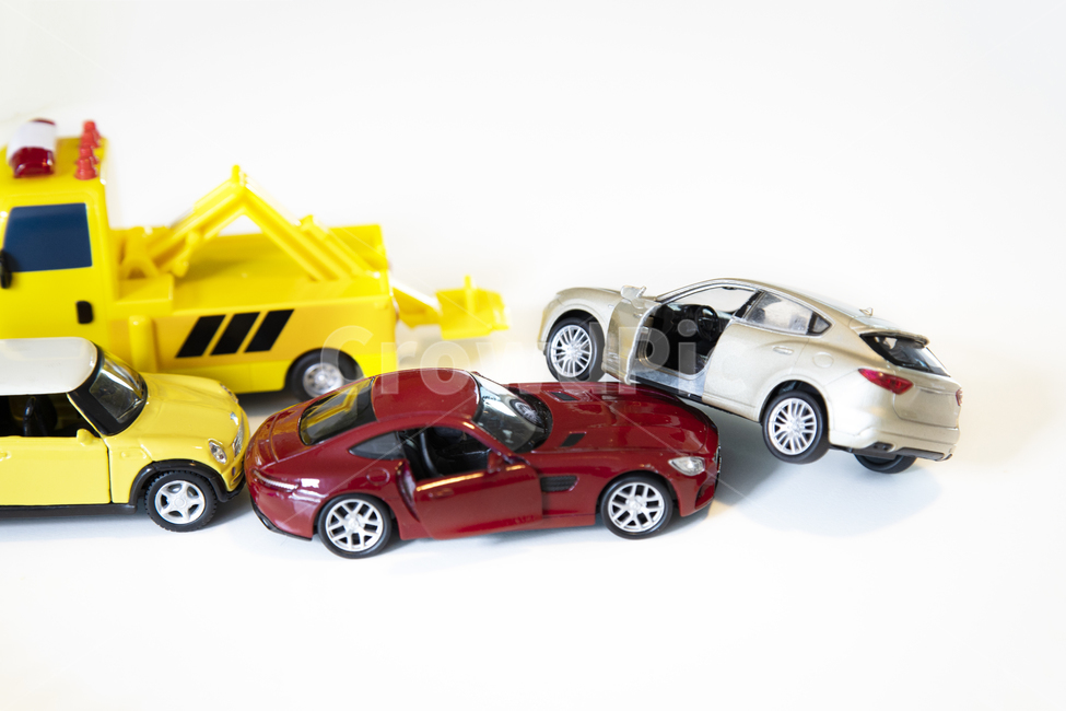 insurance,towing,contact accident,damage,traffic accident,Traffic,concept,industry,accident,life,vehicle,car,contact,model,injury,mediation,tire,toy,passenger car,dispute,quarrel,miniature,tow vehicle,object