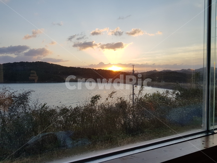 일출,해,해뜨는장면,해돚이,예쁜해,밝은해,자연,풍경,nature,landscape,outdoors,옥외,home decor,가정 장식,flare,플레어,light,빛,sunset,일몰,dusk,황혼,dawn,새벽,sky,하늘,red sky,붉은 하늘