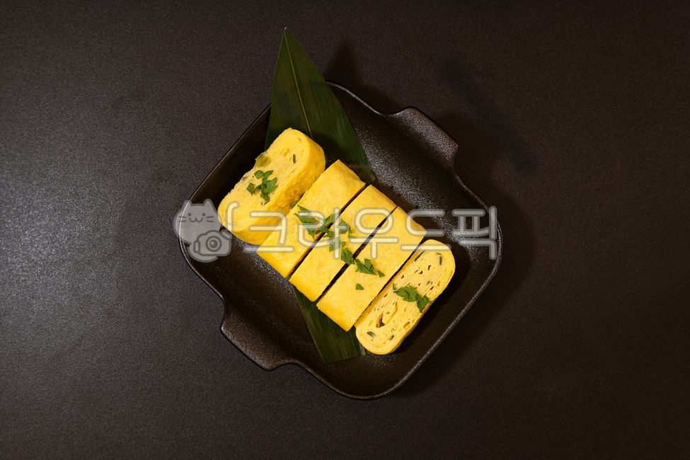 Egg roll,egg roll,egg,egg,plate,black,one plate,sari,background,food,meal,top view,ingredients,before cooking