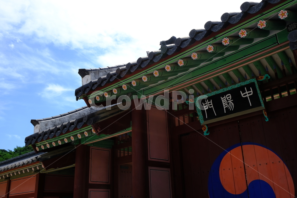 한옥,경복궁,전통가옥,건물,한국적,빌딩,기와,기왓장,처마,태극,토속,국내,한국전통,한국문화,korean traditional,korean culture,랜드마크,landmark,tourist attraction,한국랜드마크,한국관광지,한국명소,korea landmark,korea tourist attraction,건축물,건물외관,exterior,building,structure,architecture,construction