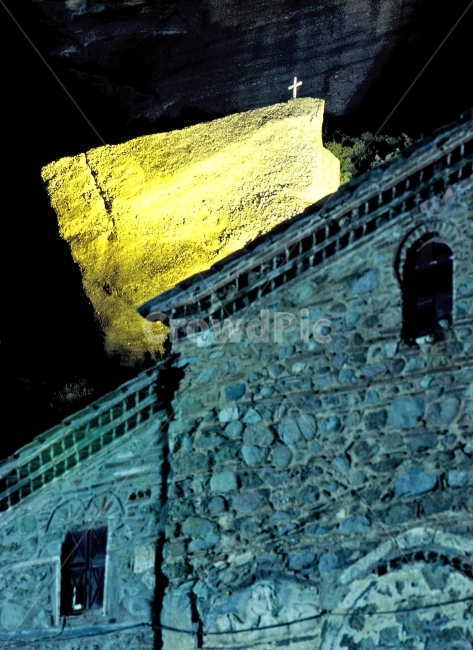 건물,돌,십자가,노랑색,돌건물,종교,신앙,religion,belief,faith,건축물,건물외관,exterior,building,structure,architecture,construction