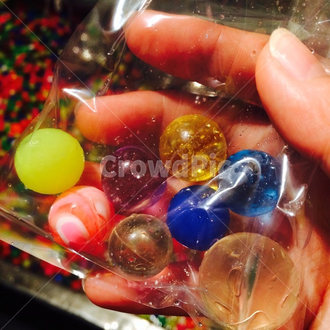 구슬,bead,수정,crystal,장난감,toy,놀이,play,반짝,twinkle,손,hand,손가락,finger,사물,물건,오브젝트,thing,object,matter