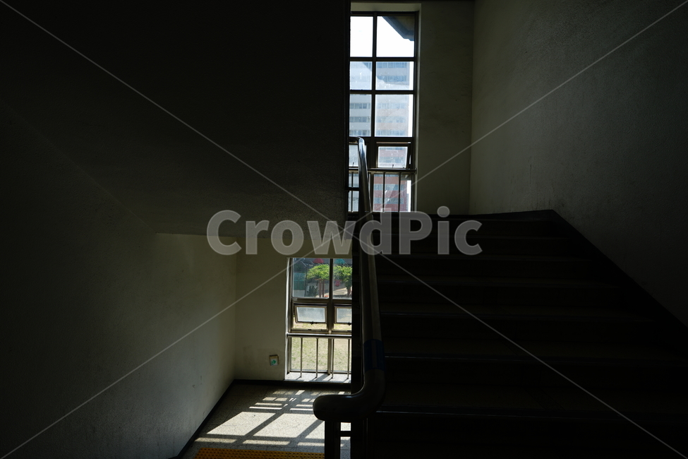 계단,층계,건물,실내,빛,어둠,창문,창가,윈도우,window,창,건축물,건물외관,exterior,building,structure,architecture,construction
