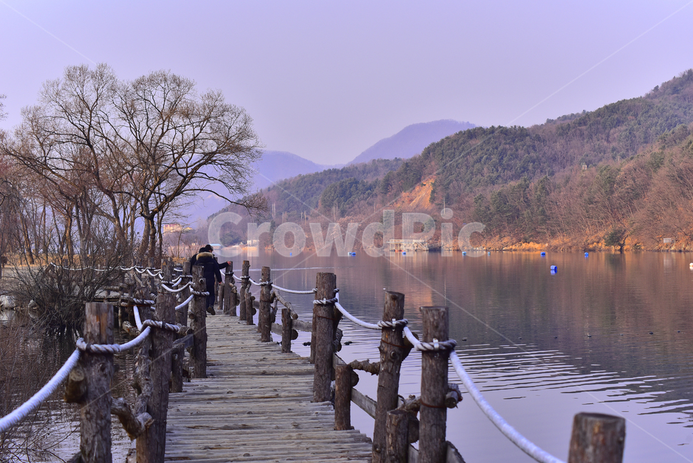 호수,겨울풍경,한국자연경관,힐링,나무다리,water,물,waterfront,워터프론트,lakeside,호숫가,사람들,자연,nature,겨울호수,background,백그라운드,야외,옥외,아웃도어,outdoor,healing,평화로운