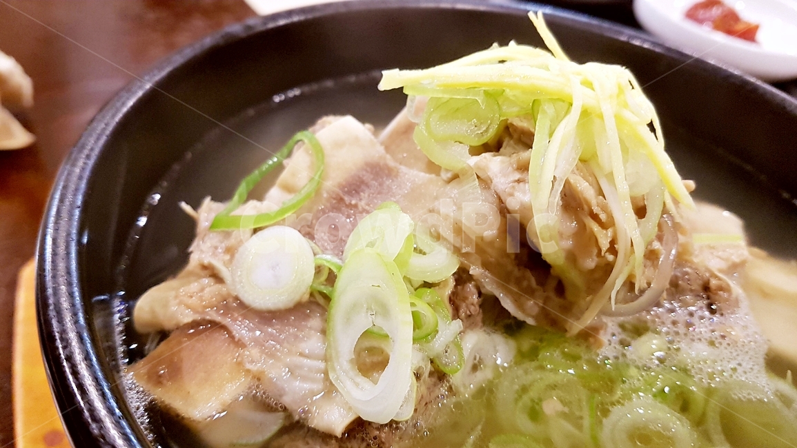 갈비탕,왕갈비탕,갈비,음식,식사,점심,통뼈,소갈비뼈,파,전통음식,음식,식재료,요리,food,cook,meal,dishes,food reserves,한식,한국음식,한국요리,korean food,korean dishes,korean meal,korean cook