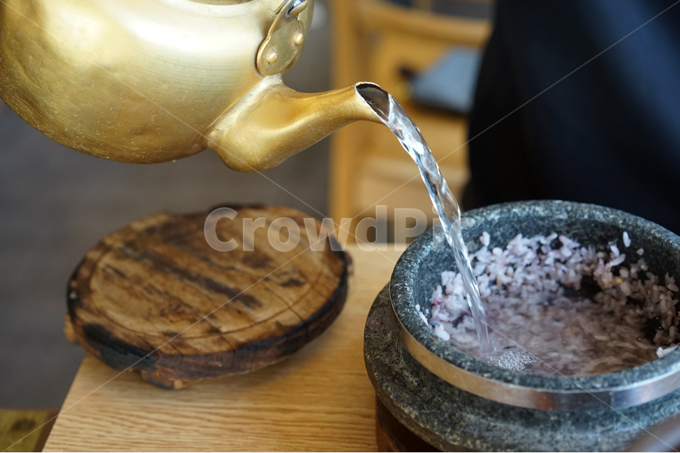 한식,요리,음식,식사,밥,돌솥밥,돌솥,주전자,누룽지,음식,식재료,요리,food,cook,meal,dishes,food reserves,한식,한국음식,한국요리,korean food,korean dishes,korean meal,korean cook