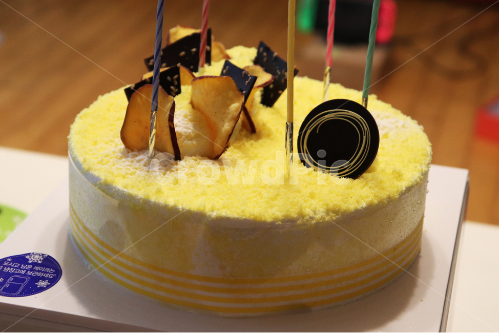 케이크,고구마케이크,촛불,디저트,생일,기념일,축하,anniversary,congratulation,celebrate,celebration,음식,식재료,요리,food,cook,meal,dishes,food reserves,디저트,간식,후식,dessert,snack