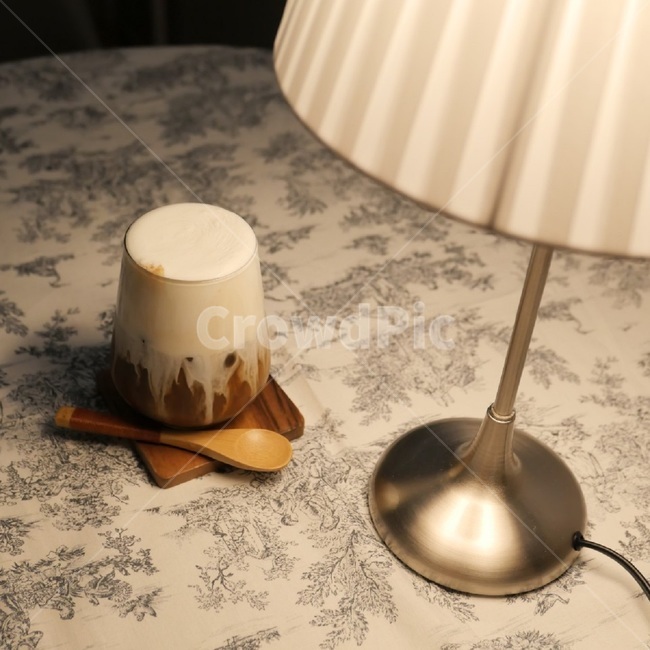 감성사진,카페,홈카페,커피,램프,lamp,라떼,우유,drink,마실것,milk,coffee