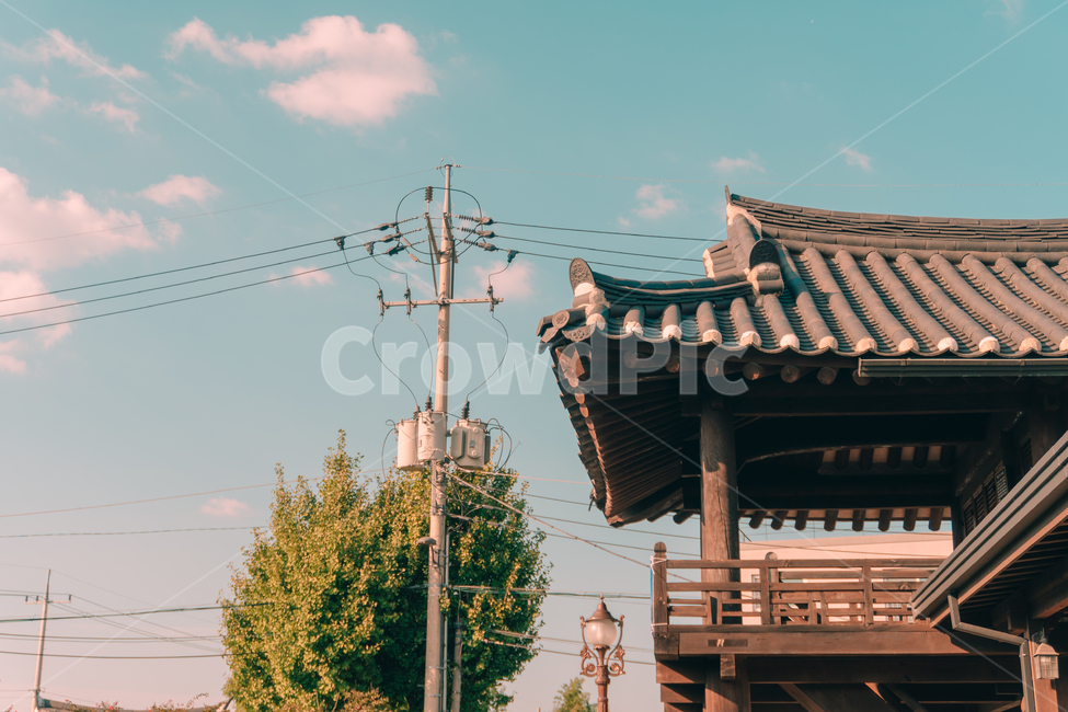 한옥,한옥마을,푸른하늘,구름,따스한,한국전통,한국문화,korean traditional,korean culture,건축물,건물외관,exterior,building,structure,architecture,construction