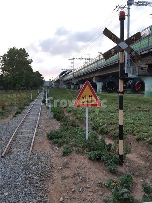 transportation,교통,traintrack,기찻길,rail,레일,railway,철도,기차길,표지판,철도표지판,기차표지판,위험,위험표지판,위험푯말,위험안내말,위험안내판,위험팻말,안내말,안내판,팻말,철도안내판,철도팻말,기차팻말,기차안내판,교통,교통수단,traffic,transportation