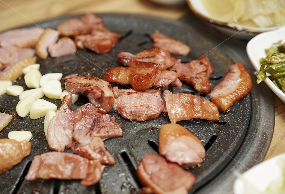 먹방,고기,오리,오리고기,젓가락,식탐,구이,식사,모임,만남,안주,술안주,먹거리,식탁,음식,식재료,요리,food,cook,meal,dishes,food reserves,육류,고기,meat,한식,한국음식,한국요리,korean food,korean dishes,korean meal,korean cook