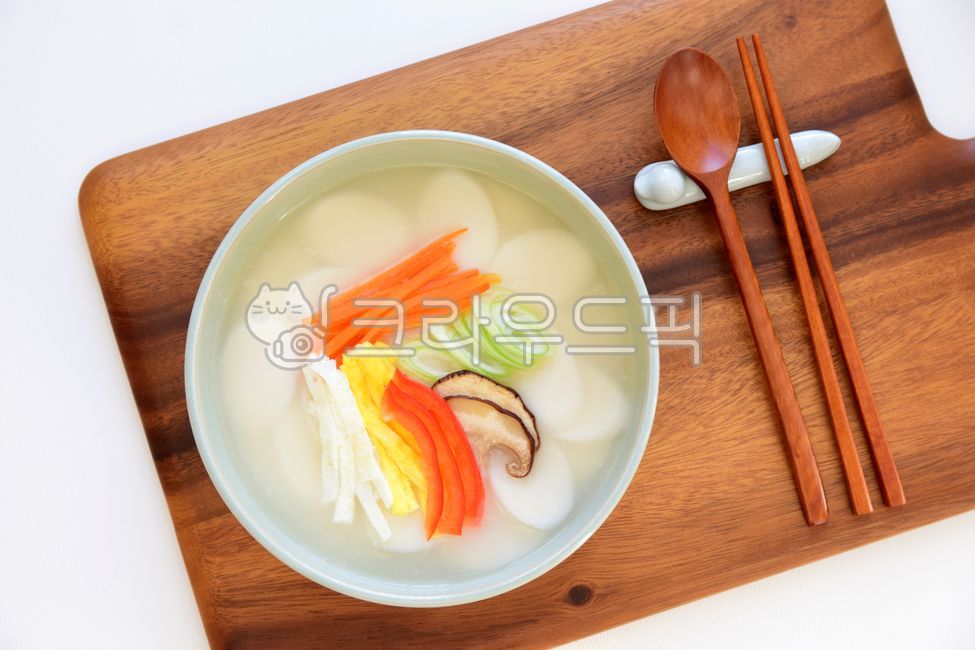 떡국,떡,가래떡,떡국떡,계란,지단,계란지단,고명,버섯,파,파프리카,당근,설,설날,명절,설날음식,설음식,음식,전통음식,명절음식,새해,한국전통,식재료,요리,한식,한국음식,한국요리,식사,사발,그릇,웰빙,웰빙음식,쌀떡,흰떡,국물,채소,도마,나무도마,수저,나무수저,숟가락,젓가락,koreanculture,koreanfood,food,foodreserves,koreanmeal,koreancook,koreandishes,dishes,rice,ricecake,ricecakesoup,soup,holidayfood,설날사진공모전,한국전통,한국문화,korean traditional,korean culture,음식,식재료,요리,food,cook,meal,dishes,food reserves,한식,한국음식,한국요리,korean food,korean dishes,korean meal,korean cook