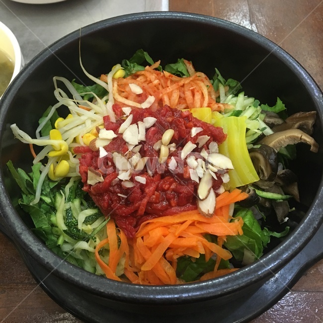 돌솥비빔밥,비빔밥,bibimbap,한국음식,육회비빔밥,koreanfood,rawbeef,korea,southkorea,stonepot,stonepotbibimbap,음식,요리,육회,food,식당,restaurant