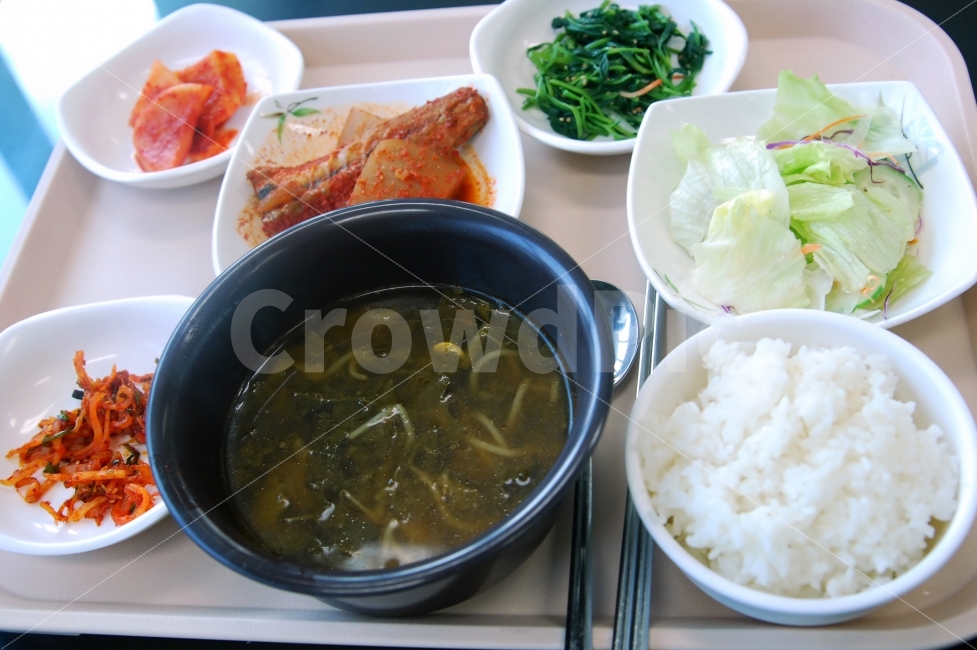 밥,식사,한식,국,반찬,쟁반,수저,숟가락,젓가락,음식,나물,야채,구내식당,급식,음식,식재료,요리,food,cook,meal,dishes,food reserves,한식,한국음식,한국요리,korean food,korean dishes,korean meal,korean cook