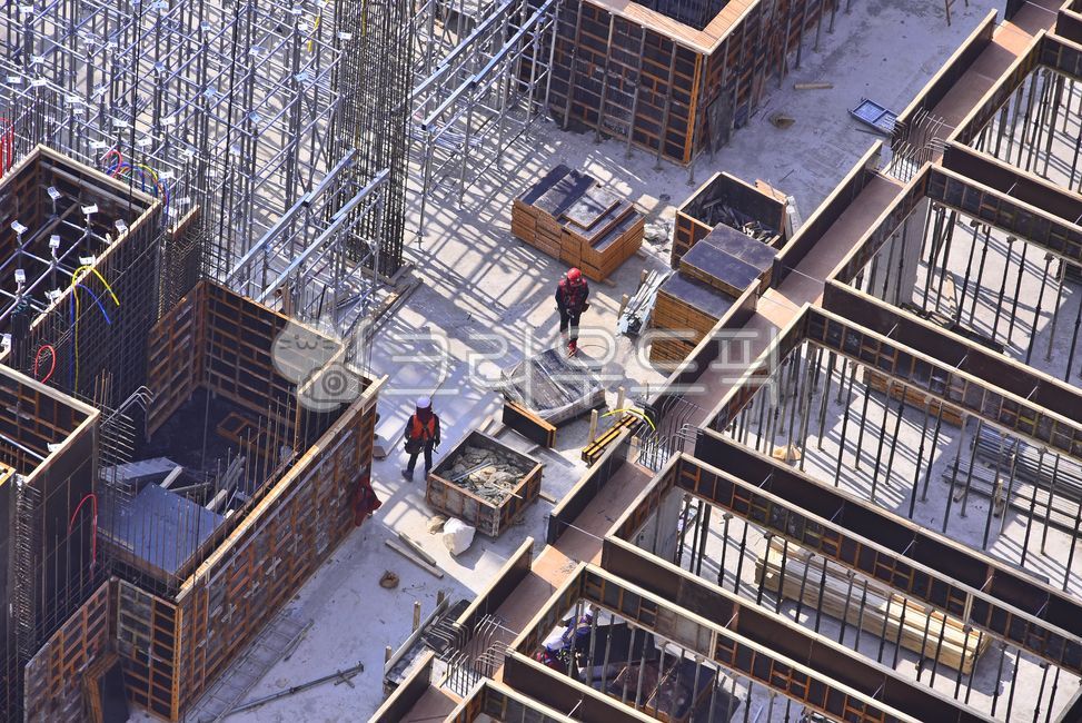 건설현장,건축현장,재개발,기계,건설크레인,constructioncrane,기초공사,작업,노동,개발,건설업,건축업,현장,작업장,파이프,토목공사,철걸,파랑색,배경,industrial,바탕,백그라운드,야외,옥외,construction,산업,인부,노동자,비계,아시바