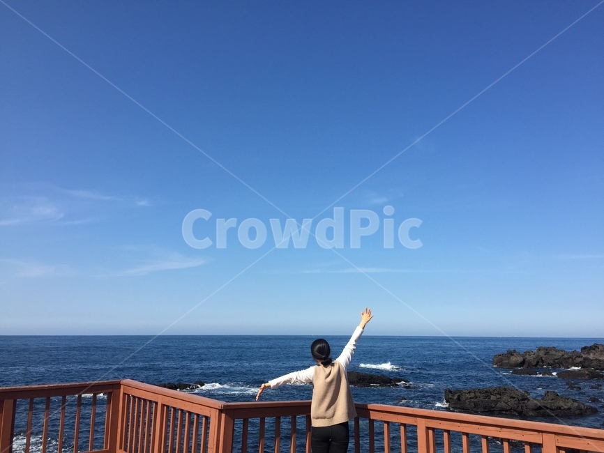 자연,바다,해변,사람,뒷모습,beach,sea,person,파란하늘,신나는,만세,제주도,human,여자,활기찬,woman,사람,인물,인간,human,person,여성,여자,woman,female,lady,여행,휴가,traveling,vacation,trip