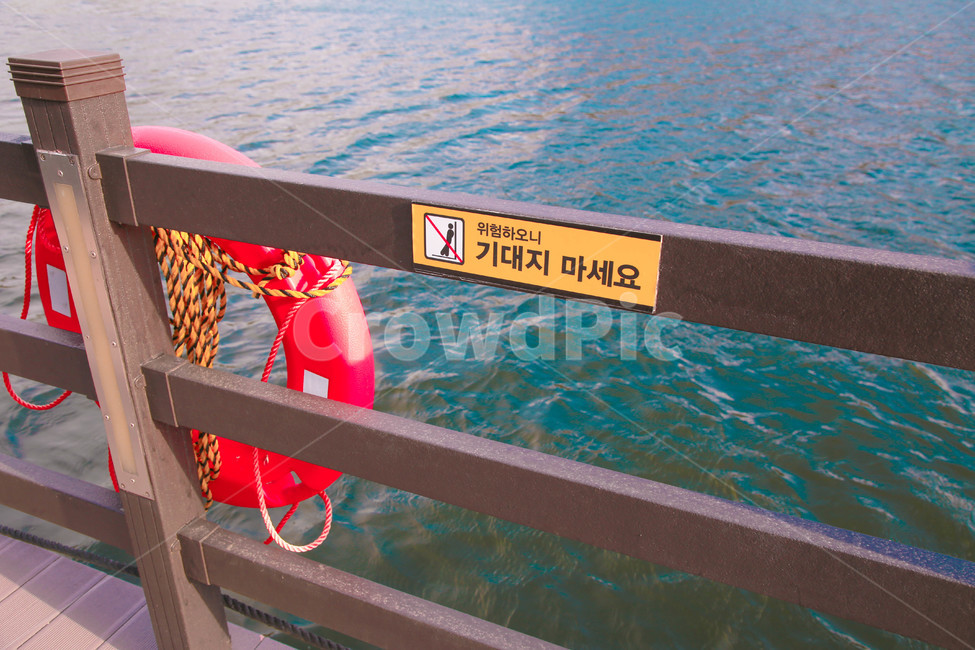 금오산,자연,저수지,연못,다리,연못다리,안전,튜브,구조,기대지마세요,경고,안전문구