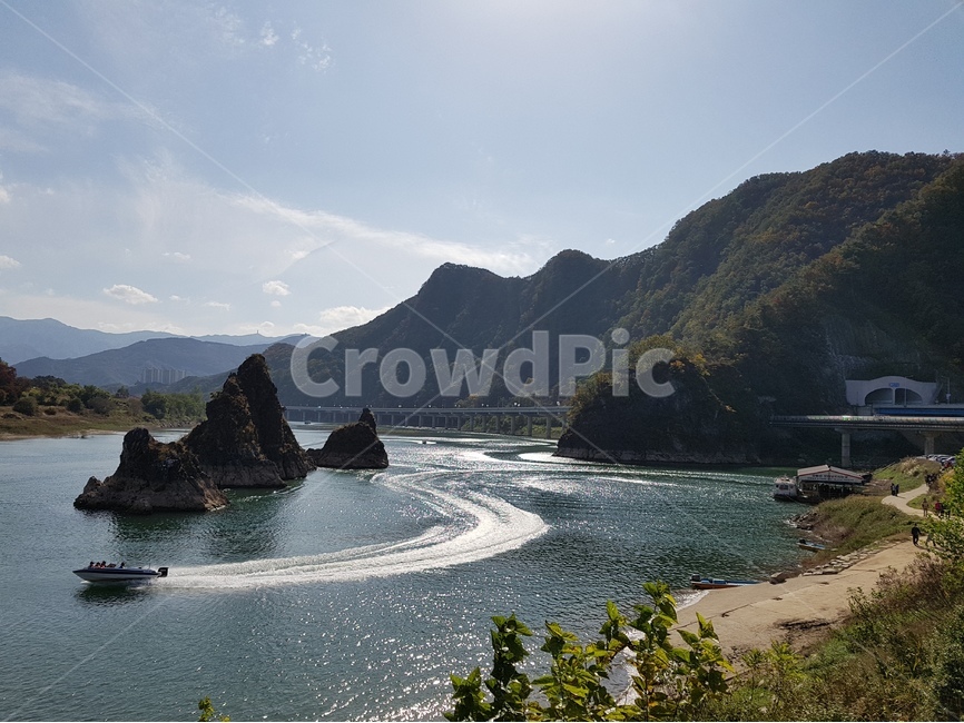 단양,도담삼봉,산,자연,배,모터보트,물결,travelinKorea,한국여행,tripinKorea,nature,자연,풍경,nature,landscape,한국자연풍경,한국자연경관,korea nature landscape,스포츠,레저,운동,sports,leisure,exercise,promontory,곶,outdoors,옥외,land,땅,ocean,대양,sea,바다,water,물,shoreline,해안선