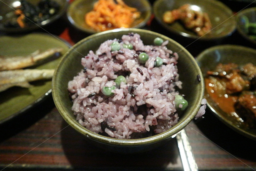 돌솥,돌솥밥,콩밥,밥,누룽지,쌀,한식,한정식,자기,도자기,그릇,접시,플레이팅,한국음식,완두콩,건강식,잡곡밥,잡곡,곡물,곡식,음식,요리,전통음식,한끼,한끼식사,끼니,식사,외식,식당,stonecooker,food,cook,cooking,meal,rice,koreanfood,healthyfood,grainrice,grain,bean,nurungji,eatout,restaurant,Beanrice,pea