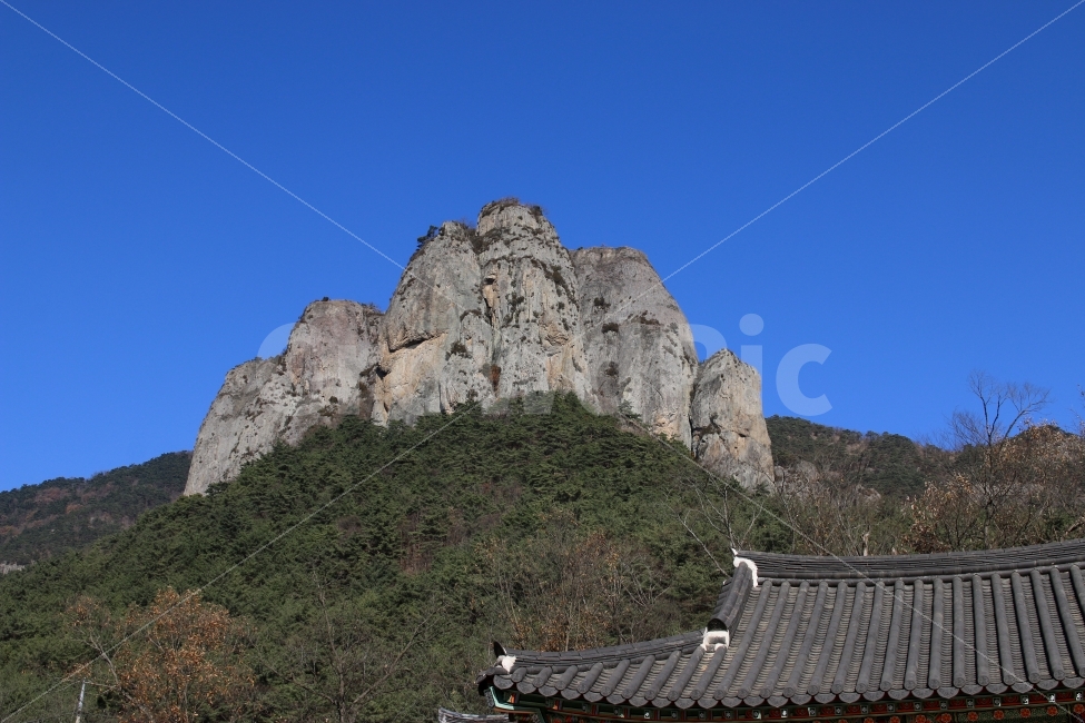 주왕산,대전사,푸른하늘,가을하늘,산,절,자연,풍경,nature,landscape,한국자연풍경,한국자연경관,korea nature landscape,한국전통,한국문화,korean traditional,korean culture,건축물,건물외관,exterior,building,structure,architecture,construction,roof,지붕