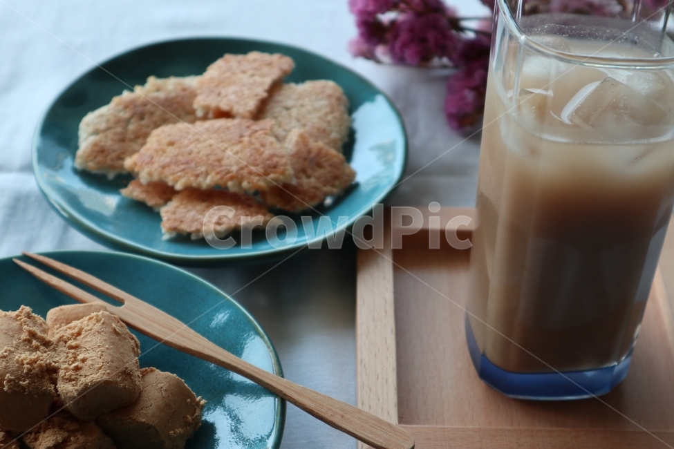 미숫가루,인절미,누룽지,koreanfood,떡,음료,얼음,시원한,음식,전통,한국,푸드,식재료,한끼식사,korean,traditional,식품,food,접시,dish,간식,야식,snack,웰빙,건강식,포크,맛있는,구수한,쫄깃쫄깃한,담백한,순한맛,한국적인,korea,beverage,drink,ricecake,바삭바삭한,ice,crispy,overcookedrice,crust,mixedgrainpowder,cool,여름,summer,계절,season