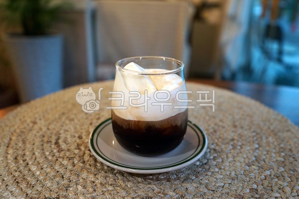 커피,카페,아인슈페너,비엔나커피,크림,음료,음식,food,beverage,cream,coffee,cafe,viennacoffee,원목테이블,나무,wood,woodentable,table,유리컵,컵받침,감성