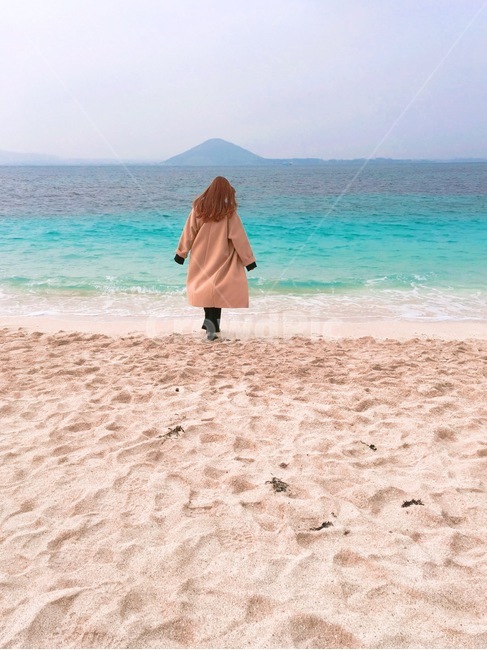 제주,제주도,겨울바다,바다,파도,뒷모습,여자,해변,바다,beach,sea,사람,인물,인간,human,person,여성,여자,woman,female,lady