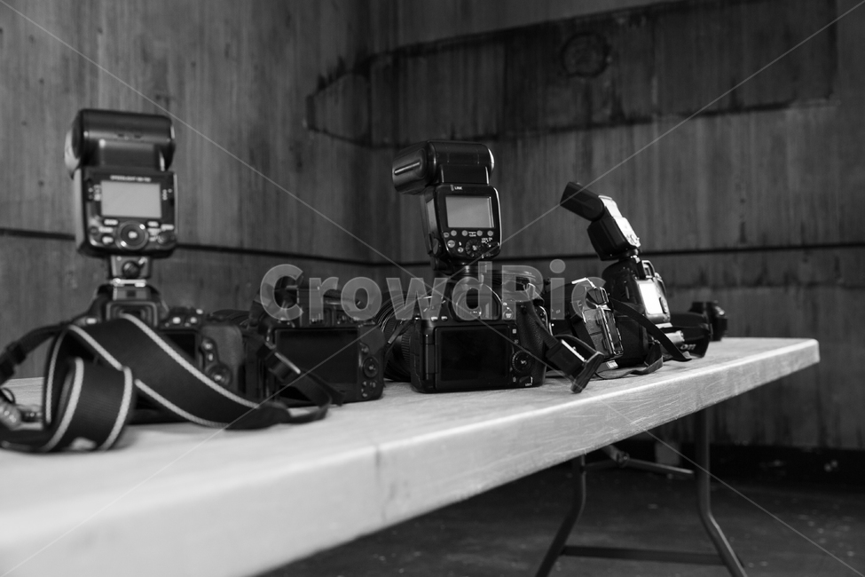 카메라,작업현장,플래시,camera,스튜디오,감성,감성사진,비하인드신,사진작가,포토그래퍼,photographer,흑백,모노톤,monochrome,black and white,사물,물건,오브젝트,thing,object,matter