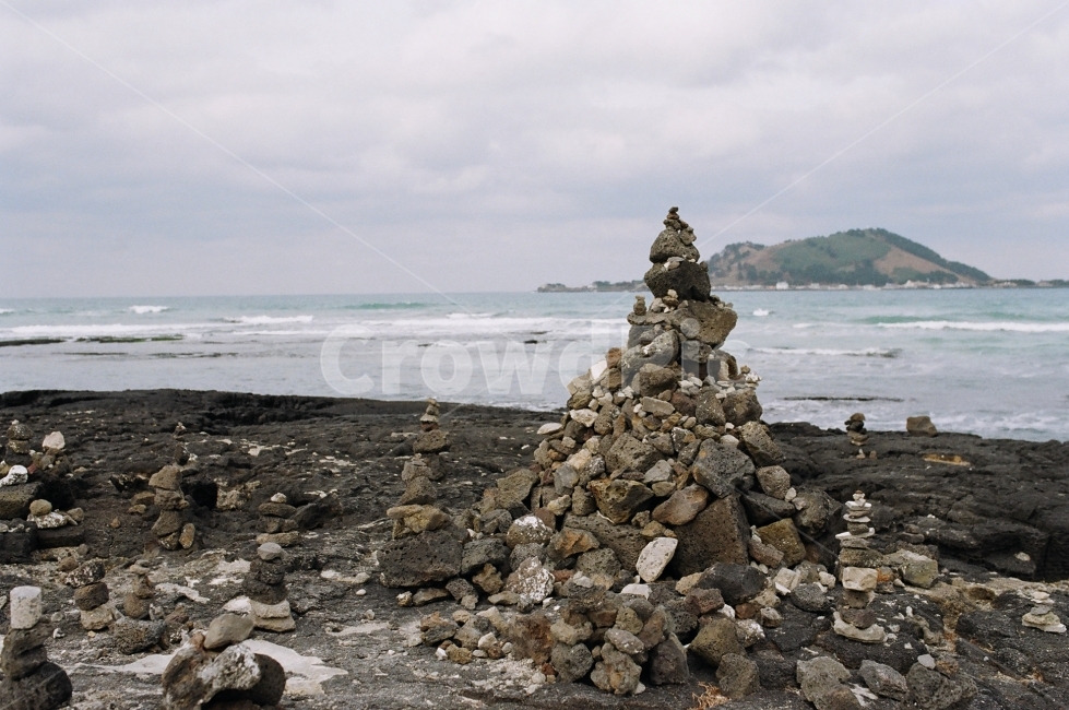 제주도,바닷가,돌탑,여행,필름,자연,풍경,nature,landscape,한국자연풍경,한국자연경관,korea nature landscape,해변,바다,beach,sea,한국전통,한국문화,korean traditional,korean culture,종교,신앙,religion,belief,faith,rubble,파편