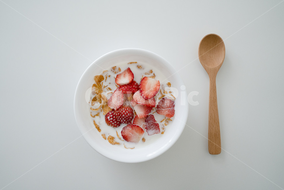 시리얼,식사,딸기,수저,나무,우유,아침,간편식,과일,cereal,fruit,우드,곡물,milk,meal,breakfast,spoon,숟가락,아침식사,조식,브런치,breakfast,brunch