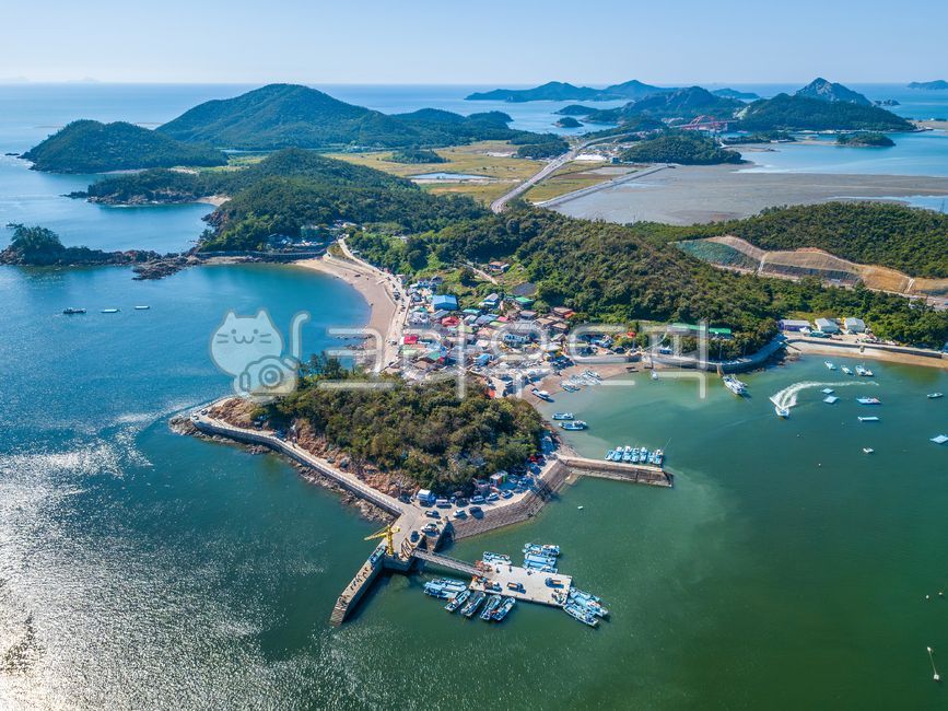 고군산군도,무녀도,섬,군도,산,해안,해변,해안선,바다,물,서해,자연,풍경,수평선,전북,전라북도,군산시,군산,한국,야외,실외,항공촬영,하이앵글,여름,초록색,하늘,파란색,모여있는,많은,마을,어촌,섬마을,청록색,선착장,어선,배