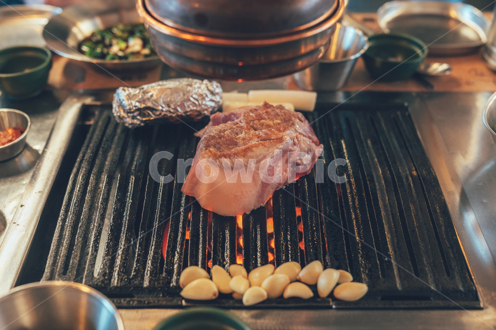 고기,돼지고기,목살,마늘,구이,pork,음식,식재료,요리,food,cook,meal,dishes,food reserves,육류,고기,meat,한식,한국음식,한국요리,korean food,korean dishes,korean meal,korean cook