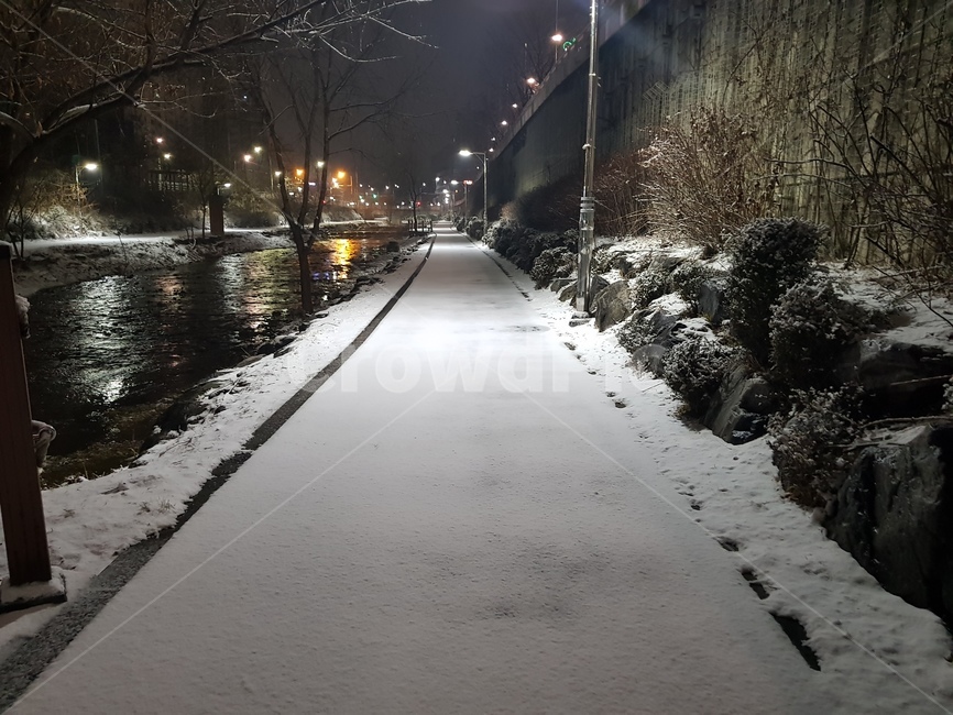 눈,밤거리,한국,꽃샘추위,강가,겨울,계절,winter,season,야경,밤,풍경,nightscape,night,landscape,path,통로,outdoors,옥외,building,건물,bridge,다리,walkway,보도