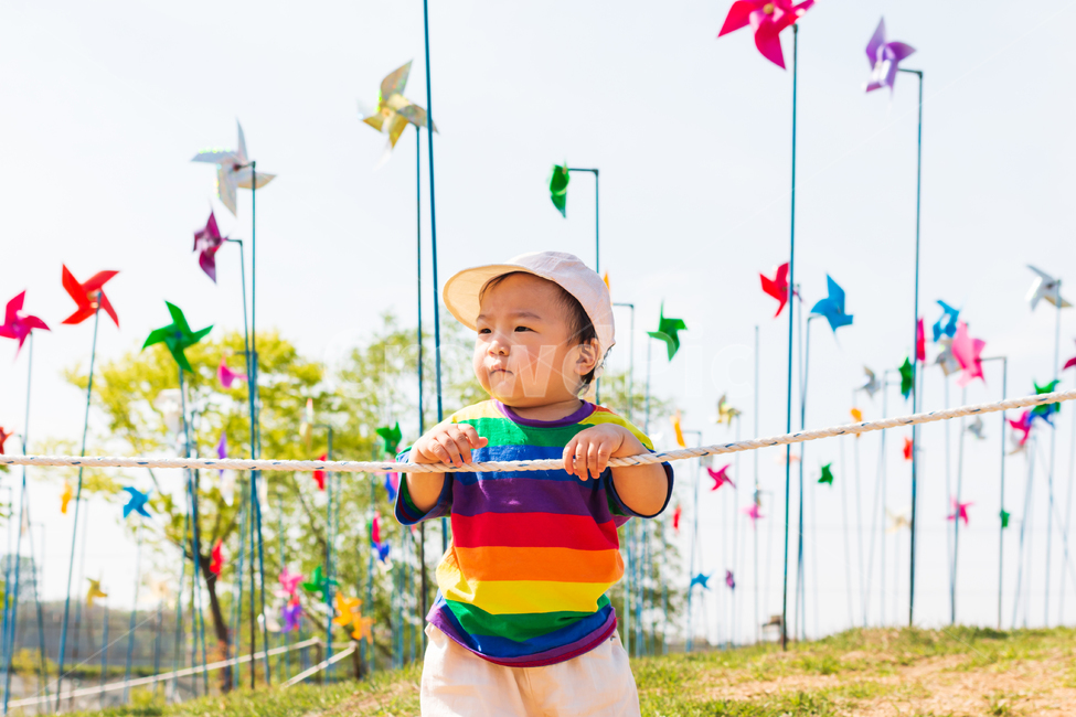 아기,남자아기,바람개비,공원,야외,임진각,바람의언덕,평화누리공원,파주,모자,알록달록,색상,무지개색,선명한,생생한,남자,아동,유아,장난꾸러기,아동패선,귀여운,작은,꼬마,가족,육아,소풍,나들이,잔디,풍경,경치,인물,모델,봄,봄나들이,한살,사람,인물,인간,human,person,영유아,아기,애기,아이,infants,baby,여행,휴가,traveling,vacation,trip