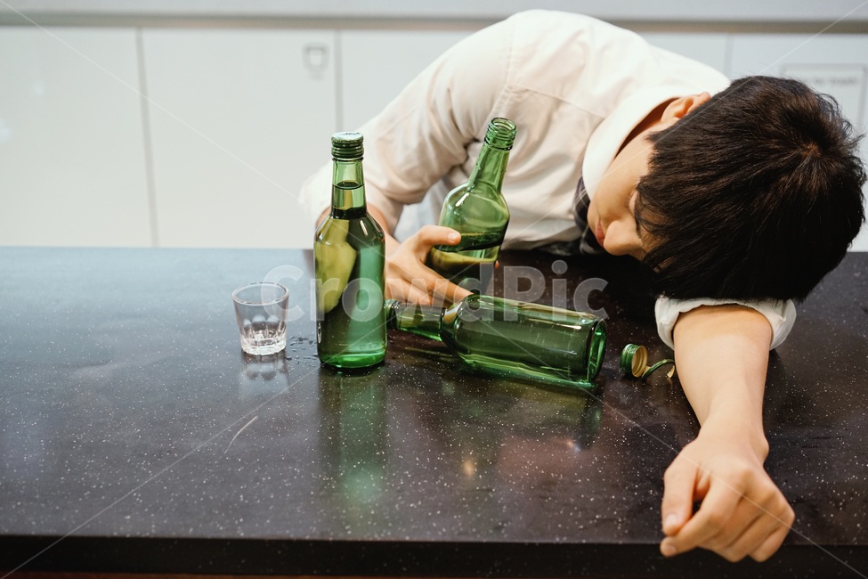 소주,알콜,음주,과음,숙취,술,술병,남성,남자,취객,회식,만취,사람,인물,인간,human,person,남성,남자,man,male,술,주류,alcohol