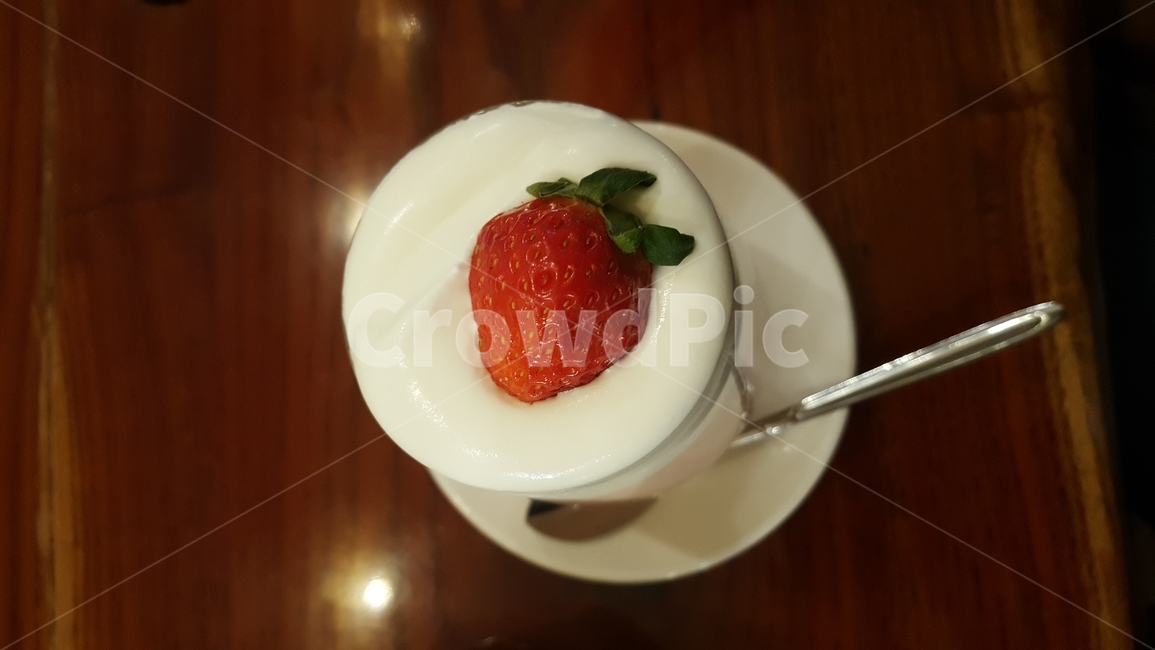 카페,딸기요거트라떼,감성,딸기,딸기라떼,요거트,생크림,디저트,차,커피,휴식,힐링,여유,낮