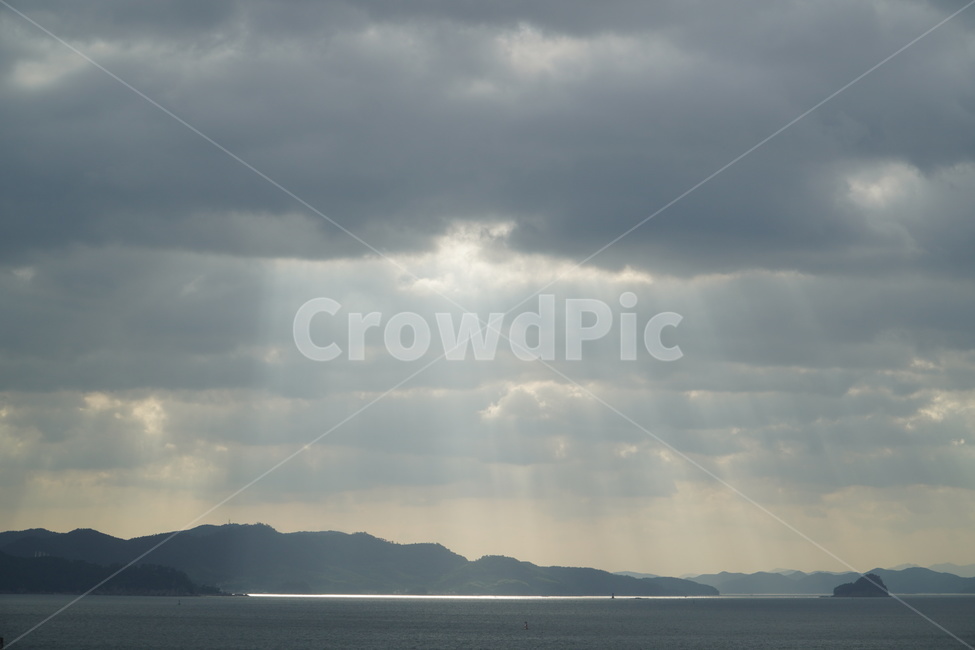 land,땅,nature,자연,outdoors,옥외,water,물,ocean,대양,sea,바다,shoreline,해안선,sunshine,cloud,구름,빛,light