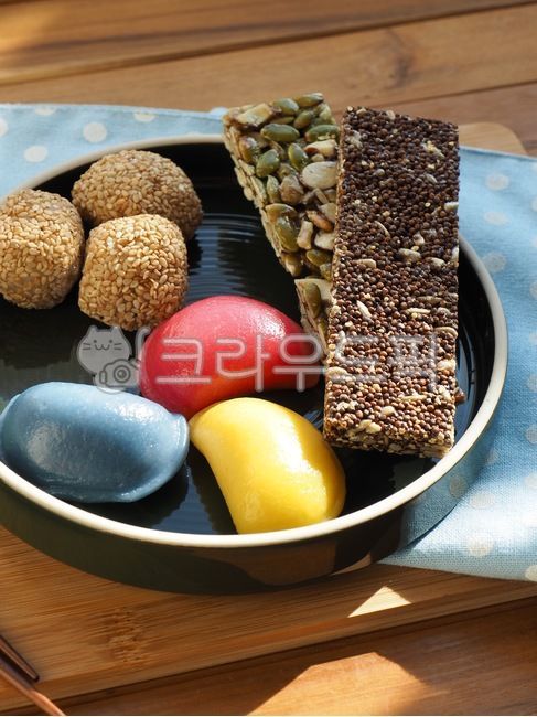 wellnessfood,asianfood,koreanculture,Thanksgiving,traditional culture,songpyeon,wellbeing,Wellbeing food,Asian food,traditionalfood,Lunar New Year food,new year,Rice crackers,holiday food,koreantraditionalfood,traditional snacks,Korean traditional snacks,