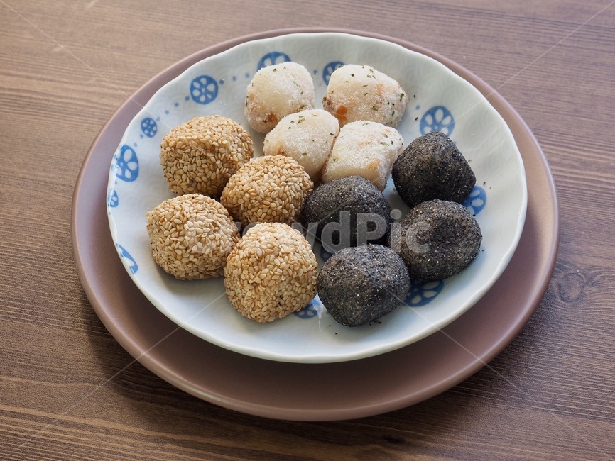 경단,찹쌀경단,깨경단,한국음식,식품,한식,한국문화,한국,배경,음식문화,웰빙,문화,아시아,아시아음식,전통,설날,추석,젓가락,음식,추석음식,설날음식,명절,명절음식,떡,간식,후식,스낵,한국떡,음식,식재료,요리,food,cook,meal,dishes,food reserves,한식,한국음식,한국요리,korean food,korean dishes,korean meal,korean cook