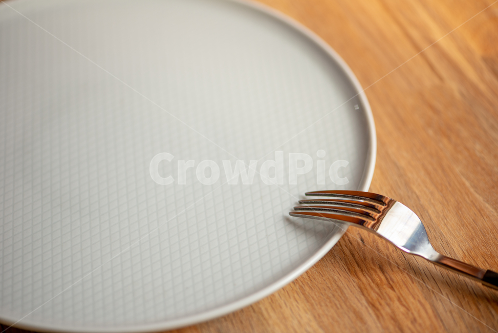 empty plate,wooden table,cooking utensils,tree,iron fork,plate,empty bowl,bowl,fork,Cooking props,neat,cutting board,wooden cutting board,table